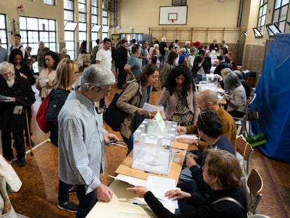 Votaciones en el instituto La Sedeta en el Eixample de Barcelona, este domingo.