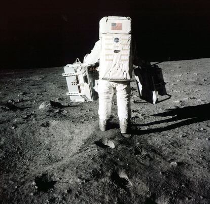 Aldrin faz testes científicos durante a missão 'Apollo 11'. Um deles tinha como objetivo determinar a composição interna da Lua e o outro, a distância exata da Terra.