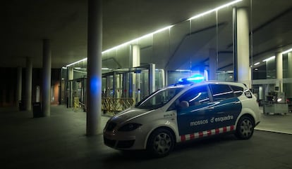 Una patrulla de Mossos custodia el edificio de la Ciutat de la Justicia.
 
 