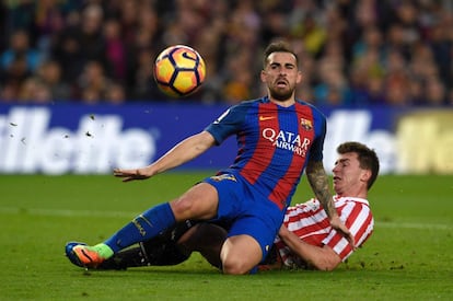 El delantero del Barcelona, Paco Alcacer, pelea el balón con el defensor francés del Athletic de Bilbao, Aymeric Laporte. 