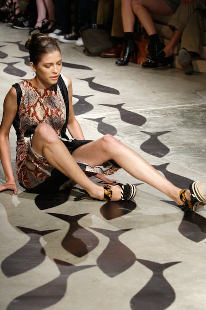 Los zapatos de Prada (primavera-verano 2009) hicieron caer al suelo a casi todo el casting de modelos. En su defensa Miuccia Prada alegó que ella sí podía andar con ellos.