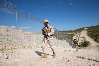 El muro corta en dos los senderos pedregosos que eran utilizados por los contrabandistas y traficantes para acceder a terreno dominicano desde el lago, según explican los militares que custodian la valla.