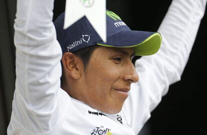 Nairo Quintana recibe el maillot al mejor corredor joven en la novena etapa 