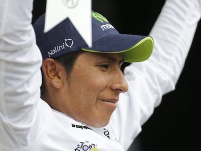 Nairo Quintana recibe el maillot al mejor corredor joven en la novena etapa 