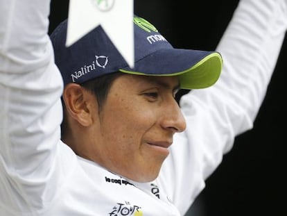 Nairo Quintana recibe el maillot al mejor corredor joven en la novena etapa 