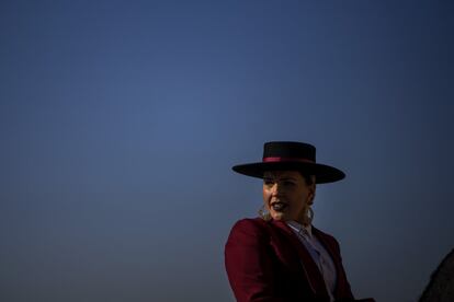 Una mujer a caballo, en la cabalgata tradicional de la fiesta de San Antonio Abad, patrón de los animales domésticos, en Caldas de Montbui (Barcelona).