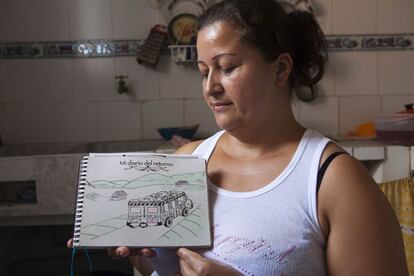 Luz Miriam López muestra el diario donde escribió la experiencia de retornar a su pueblo tras vivir como desplazada con su familia ocho años en Medellín. 

