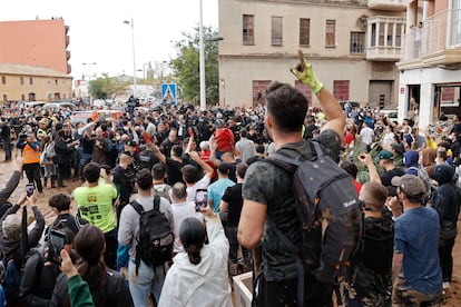 Vecinos y manifestantes insultan a la comitiva que incluía a los Reyes, al presidente del Gobierno y al presidente de la Generalitat Valenciana, este domingo en Paiporta (Valencia).