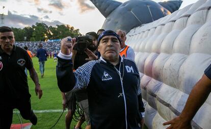  Maradona, durante el partido que enfrentó a Gimnasia y Esgima La Plata contra Patronato. 