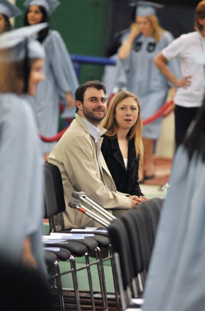 Chelsea Clinton y su prometido Marc Mezvinsky, durante un acto en la Universidad de Columbia el pasado mes de mayo.