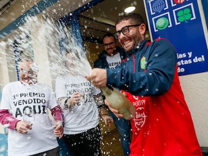 Celebración en la puerta de la administración de A Fonsagrada (Lugo), que ha repartido 180 millones de euros en el pueblo.