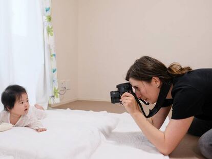 Fotógrafa, tomando fotos de un bebé.