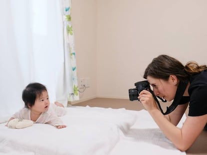 Fotógrafa, tomando fotos de un bebé.