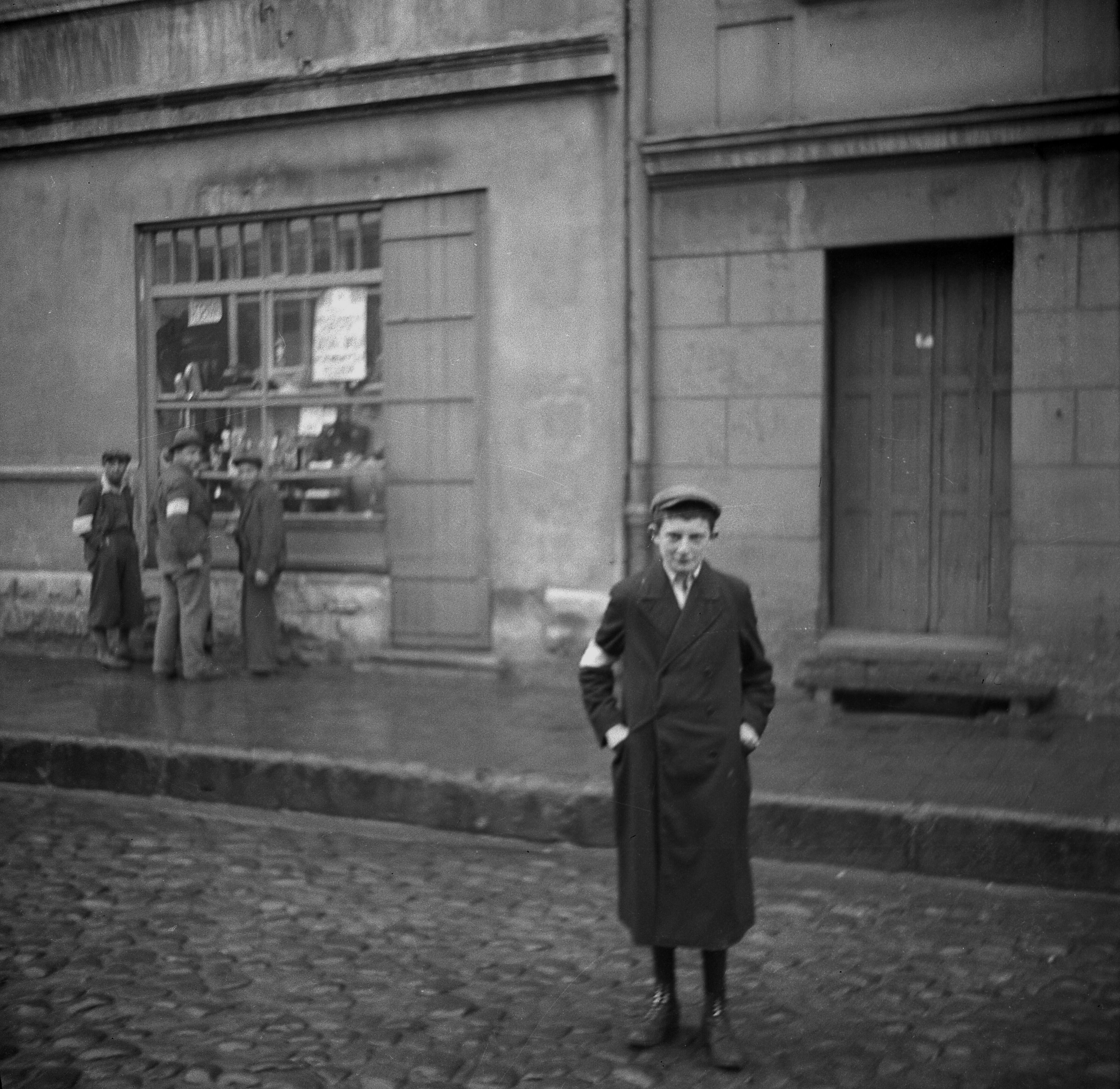  Niños judíos con los brazaletes con la estrella de David que eran obligados a portar para ser identificados en una de las calles de Oświęcim durante los primeros meses de ocupación nazi.