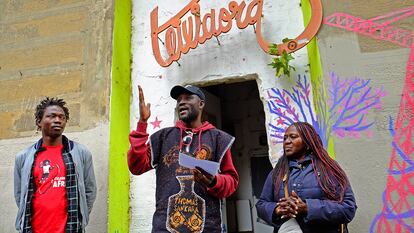 Fuera de las fronteras burkinesas, en nuestro país, activistas como Babou continúan la defensa de los derechos humanos. En 2019 lideró el movimiento contra el desalojo de personas de origen africano “sin papeles”, junto a portavoces del Sindicato Mantero (Papalaye) y a Fatou Secka (miembro del Tribunal Permanente de los Pueblos).