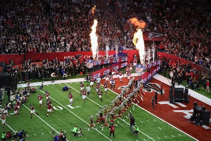 los Atlanta Falcons entran al NRG Stadium para disputar la final de la Super Bowl.