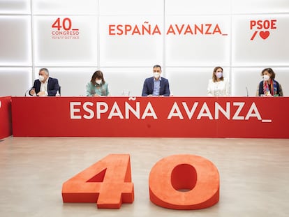 El presidente del gobierno y secretario general del PSOE, Pedro Sánchez (centro de la imagen), durante la reunión de la Comisión Ejecutiva Federal del PSOE en la sede socialista de la calle Ferraz de Madrid, este viernes.