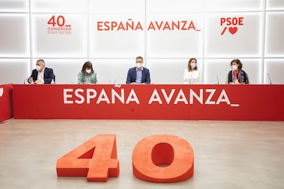 El presidente del gobierno y secretario general del PSOE, Pedro Sánchez (centro de la imagen), durante la reunión de la Comisión Ejecutiva Federal del PSOE en la sede socialista de la calle Ferraz de Madrid, este viernes.