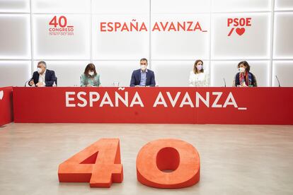 El presidente del gobierno y secretario general del PSOE, Pedro Sánchez (centro de la imagen), durante la reunión de la Comisión Ejecutiva Federal del PSOE en la sede socialista de la calle Ferraz de Madrid, este viernes.