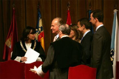 La presidenta del Constitucional, María Emilia Casas, conversa con el Rey, los Príncipes y el presidente del Gobierno, en el 25º aniversario del tribunal.