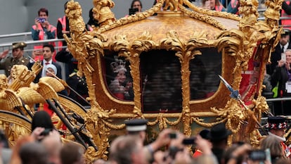 Un holograma de Isabel II en su coronación sobre la carroza dorada, durante el paso por las calles de Londres para conmemorar su Jubileo de Platino, en junio de 2022.