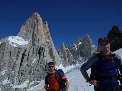 Eneko, en primer término, y su hermano Iker, al pie del Fitz Roy.