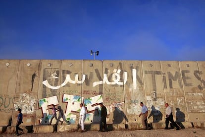 Palestinos de camino a un puesto de control en Cisjordania, de camino a Jerusal&eacute;n.