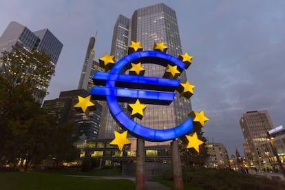 El símbolo del euro delante de la sede del BCE de Fráncfort
