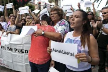 People march to demand a pardon for Josefa in Gran Canaria on Monday .