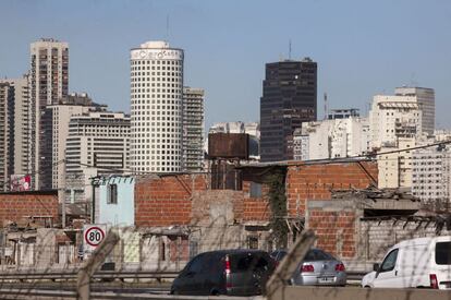 Una vista de la Villa 31, enclavada en el centro de la ciudad de Buenos Aires, por donde la atraviesa la autopista Illia. Buenos Aires, 27 julio 2012.