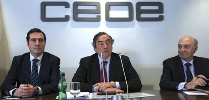 El presidente de CEOE, Juan Rosell, junto al vicepresidente, Jos&eacute; Mar&iacute;a Lacasa (derecha), y el presidente de CEPYME, Antonio Garamendi 