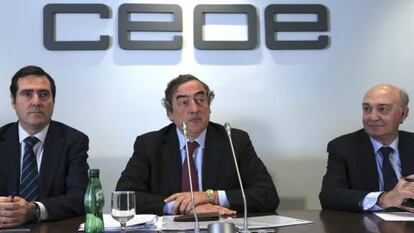 El presidente de CEOE, Juan Rosell, junto al vicepresidente, José María Lacasa (derecha), y el presidente de CEPYME, Antonio Garamendi