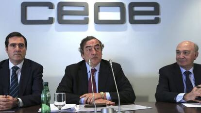 El presidente de CEOE, Juan Rosell, junto al vicepresidente, Jos&eacute; Mar&iacute;a Lacasa (derecha), y el presidente de CEPYME, Antonio Garamendi 