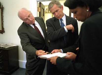 George Bush, con el que los neoconservadores han multiplicado su influencia, en una reunión en la Casa Blanca, al día siguiente del 11-S, con Dick Cheney y Condoleezza Rice.