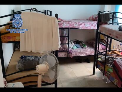 Dormitorio del piso de Granada donde residían las mujeres liberadas de la banda de trata.