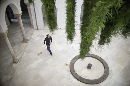 La obra 'Caída libre' de los artistas Muahm y Charlie Lawler, se llevó el tercer premio en el Festival Internacional de las Flores, FLORA, ubicada en el patio de la Delegación de Tursimo de Córdoba.