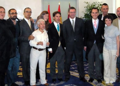 Boda oficiada por Ruiz-Gallardón en julio de 2006 de Manuel Ródenas (junto al exalcalde, con corbata azul) y Javier Gómez (al otro lado con corbata rosa), ambos del PP.