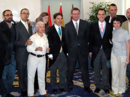 Boda oficiada por Ruiz-Gallard&oacute;n en julio de 2006 de Manuel R&oacute;denas (junto al exalcalde, con corbata azul) y Javier G&oacute;mez (al otro lado con corbata rosa), ambos del PP.