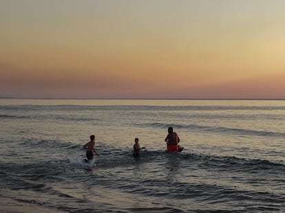 Jad al Rayess, jefe de la Reducción del Riesgo de Desastres en la playa de Ramlet al Baida, cuenta que los sacos de arena de la playa se han convertido en colchones para los desplazados. Uno de los factores para elegir este arenal como lugar de refugio fue su distancia de la autopista, que debía mantenerse despejada para las ambulancias. Dice que a menudo, incluso cuando se organizan refugios permanentes, como en las escuelas, la gente tiene miedo de ir a ellos por el historial israelí de bombardeos en este tipo de instalaciones. En la imagen, una familia de desplazados se baña en la playa de Ramlet al Baida, en Beirut.