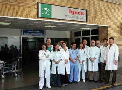 Médicos de urgencias, ante la entrada de la unidad en el hospital Virgen del Rocío.