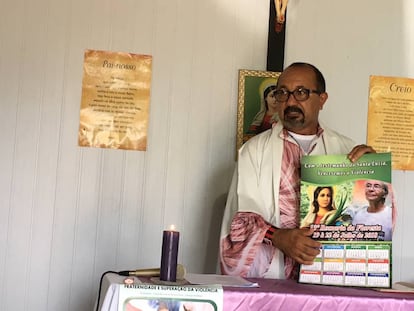 El padre José Amaro Lopes de Souza, durante la misa en una comunidad rural de Anapu, en Pará, dos semanas antes de ser arrestado.