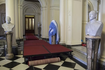 El busto de Néstor Kirchner (tapado con una bandera) en la casa de Gobierno en Argentina