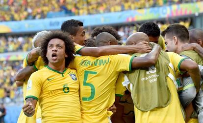 Os jogadores brasileiros comemoram o primeiro gol do Brasil contra o Chile.