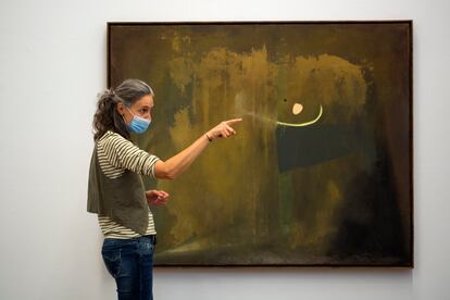 Núria Homs explica la obra 'Ocre-gris', pintada por Tàpies en 1953.