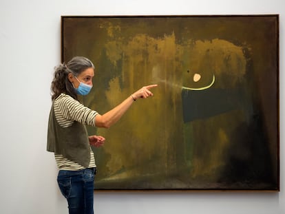 Núria Homs explica la obra 'Ocre-gris', pintada por Tàpies en 1953.