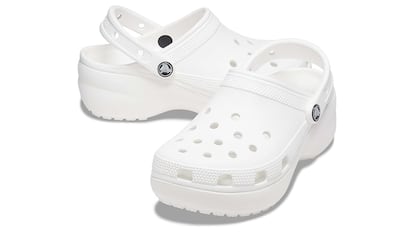 Crocs con plataforma en color blanco.