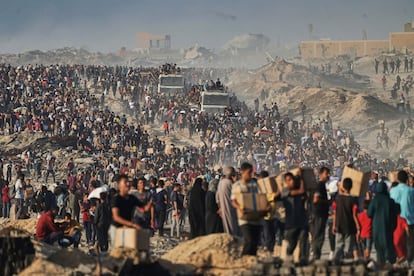 Gazatíes portan ayuda humanitaria tras acudir a un puesto de reparto del Programa Mundial de Alimentos el pasado 16 de junio en el norte de la franja de Gaza.