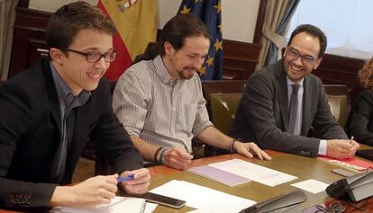 I&ntilde;igo Errejon, Pablo Iglesias y Antonio Hernando, durante la reuni&oacute;n.