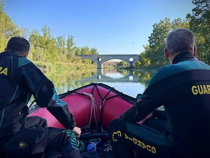 Efectivos del Grupo Especial de Actividades Subacuáticas (GEAS) de la Guardia Civil en la Playa de Estremera, en el río Tajo, Madrid.