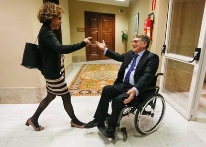 La ministra Dolors Monserrat saluda al exdiputado Francisco Vañó.